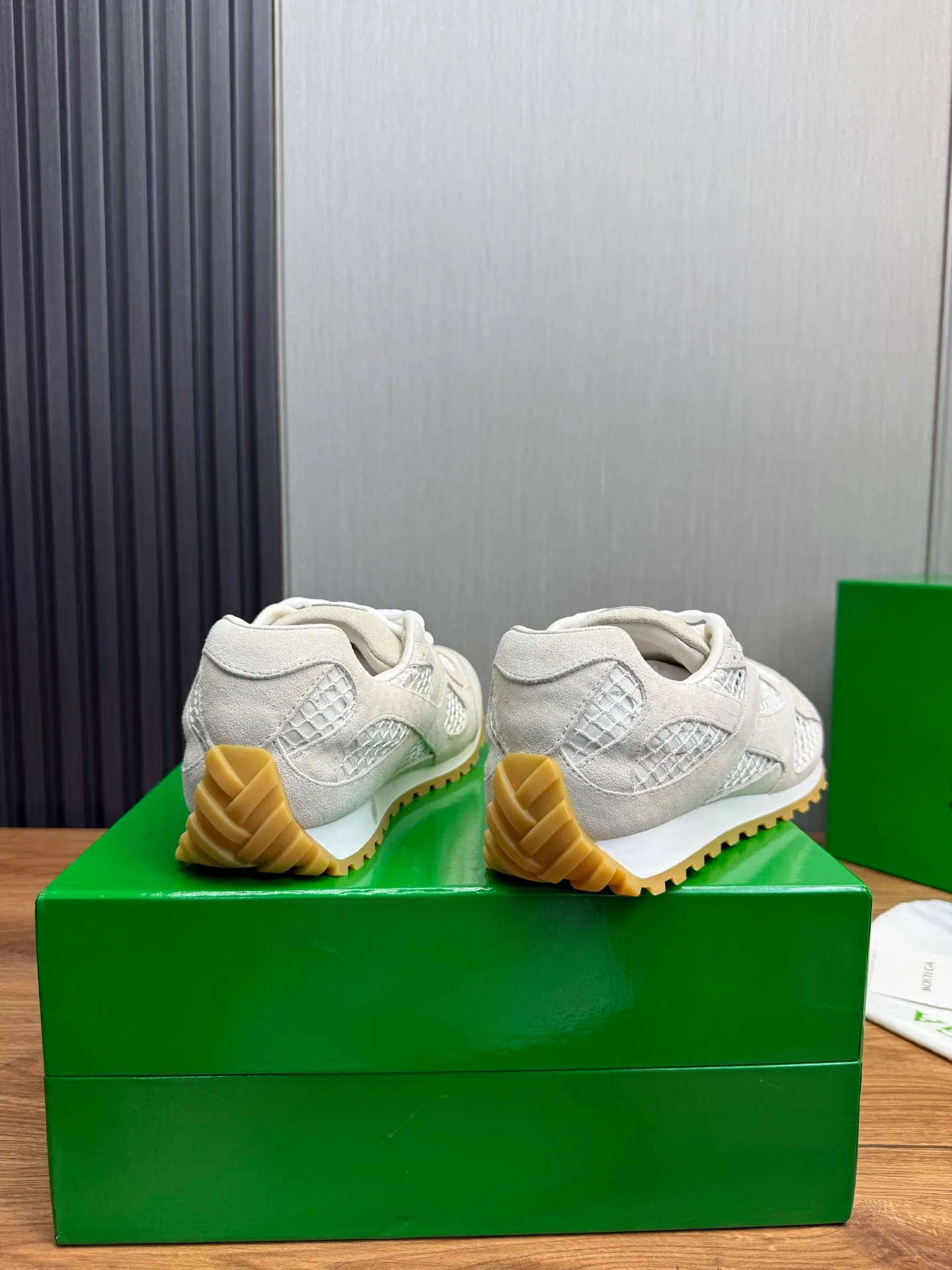 Men's men's shoes 💰660💰Pili BV top version 𝘽𝙊𝙏𝙏𝙀𝙂𝘼 𝙑𝙀𝙉𝙀𝙏𝘼 Orbit sneakers Wang Yibo same style couple style dad shoes 🩷💚 Runner sneakers, made of lightweight technical mesh fabric. Features a geometric patterned rubber outsole. Pay attention to the package craftsmanship ❕ High version shipping ❗️ Very nice, durable to play with and durable to make ✔️ Standard version 💯💯 The outsole is made of color-blocked TPU outsole. Women’s model 35-41 (40 41 customized) Men’s model 39-46 (45.46 customized) Equipped with original packaging